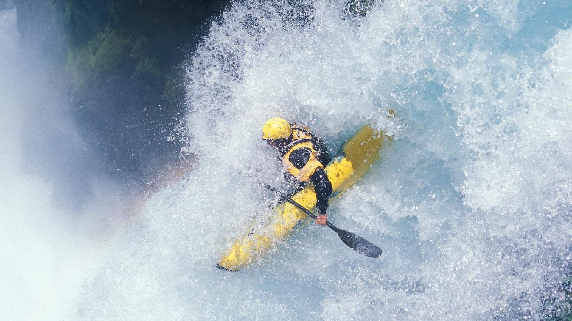 比赛进入焦灼阶段教练果断换人实现临场战术突破，比赛十分焦灼